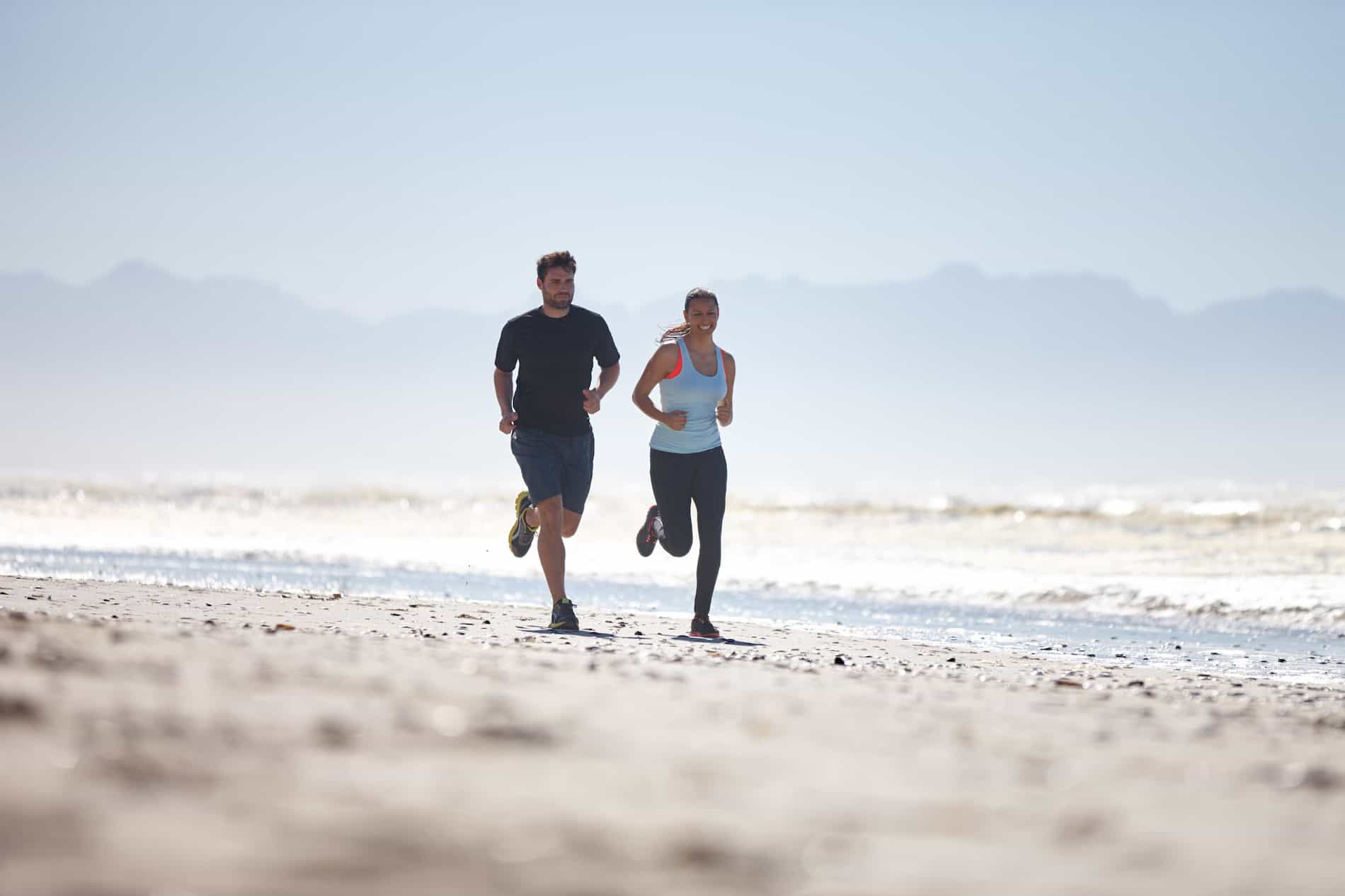 Couple qui court sur la plage