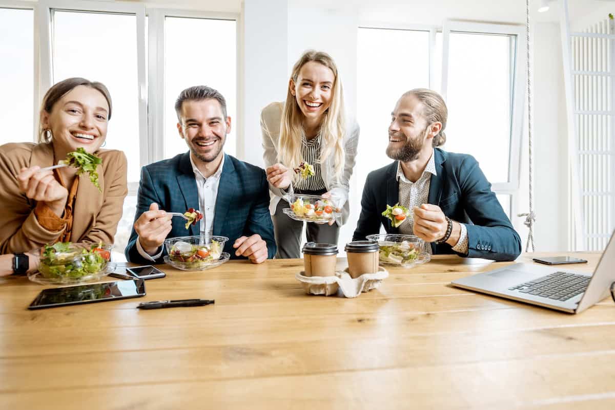 Groupe de salariés déjeunant ensemble